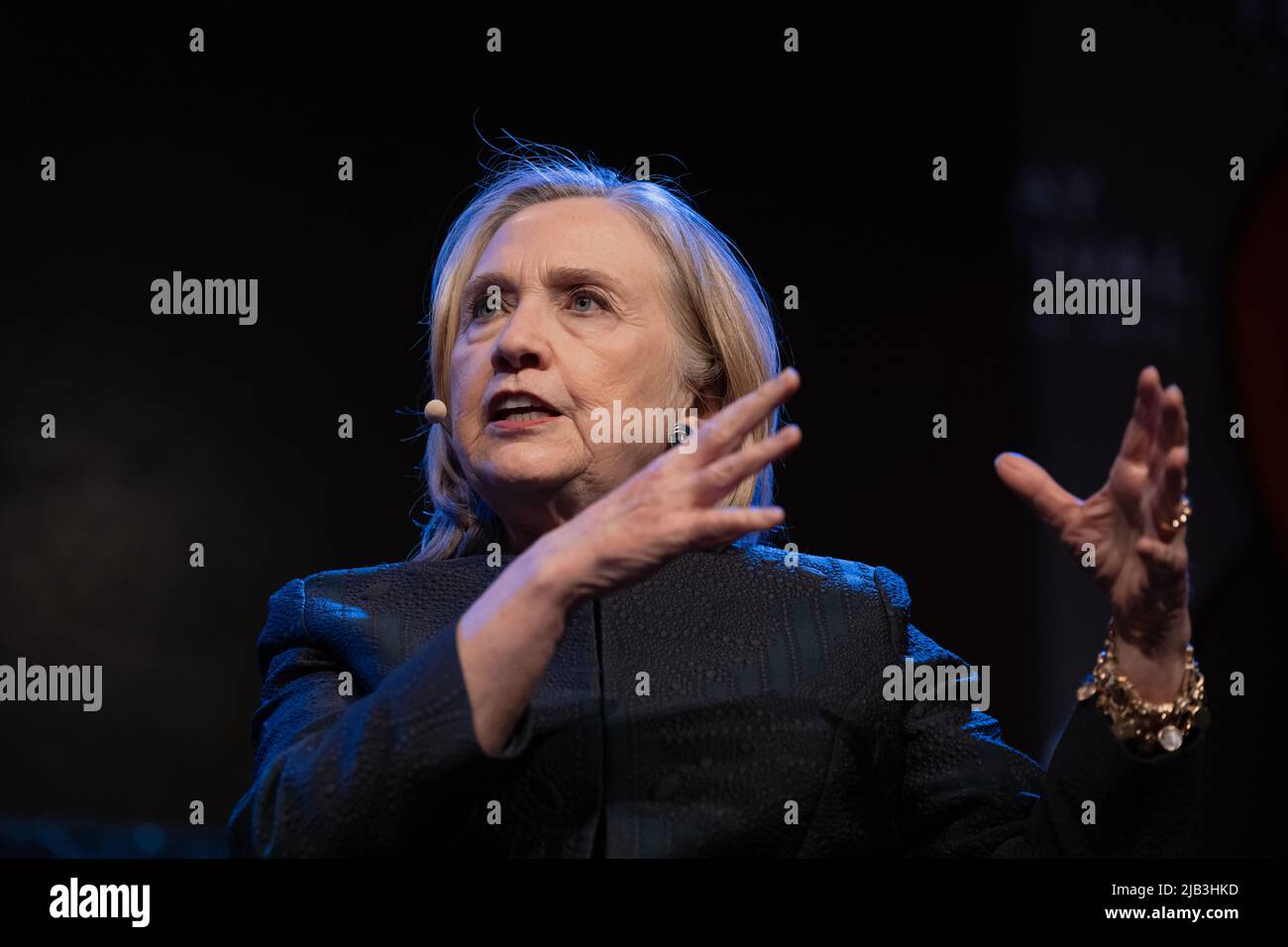 Hay-on-Wye, Galles, Regno Unito. 2nd giugno 2022. Hillary Rodham Clinton in conversazione con Helena Kennedy al Festival Hay 2022, Galles. Credit: Sam Hardwick/Alamy. Foto Stock