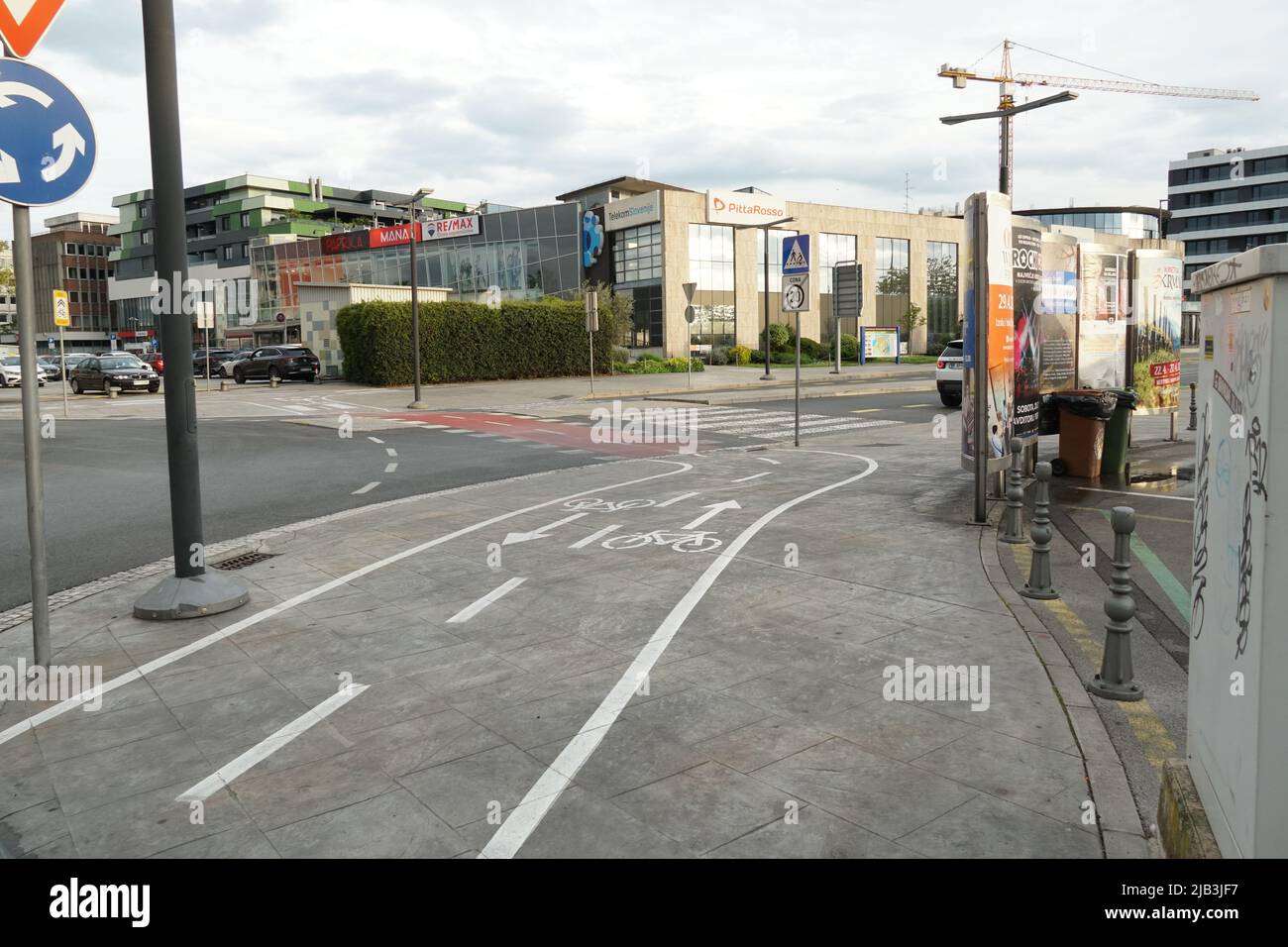 Piste ciclabili o piste ciclabili in direzioni opposte lungo la strada per auto nella città di Capodistria. Foto Stock