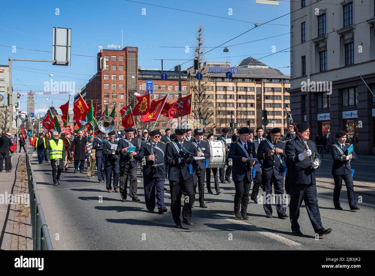 Gruppo marciante a Unioninkatu alla sfilata socialista del giorno di Maggio in occasione della Giornata Internazionale dei lavoratori a Helsinki, in Finlandia Foto Stock