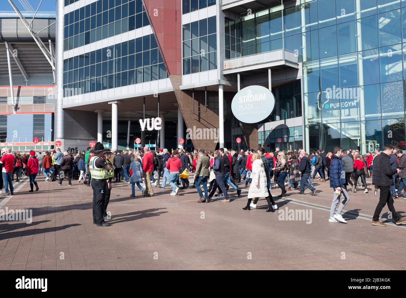 I poliziotti osservano la folla mentre entrano nello stadio del Principato per una partita di rugby internazionale a Cardiff nel Galles del Sud Foto Stock