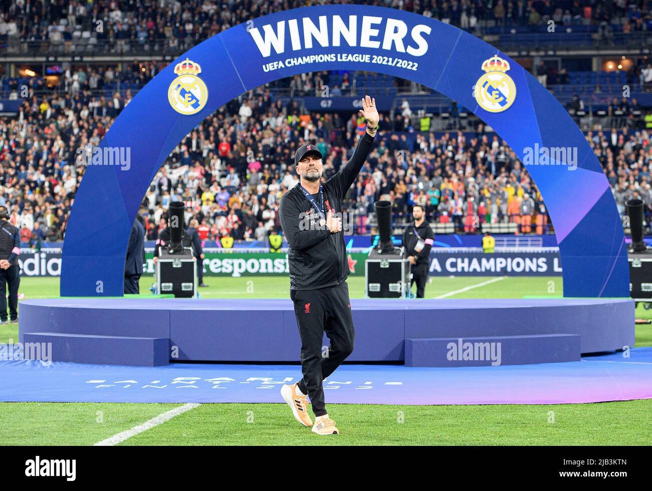 Cerimonia di premiazione, il coach Juergen KLOPP (Jv* rgen)(LFC) mette una mano sul suo cuore e il logo LFC, dietro di esso un banner ‚Äû vincitori ‚Äû gesto, gesto, finale della Champions League 2022, Liverpool FC (LFC) - Real Madrid (Real) 0: 1, il 28th maggio 2022 a Parigi/Francia. ¬ Foto Stock