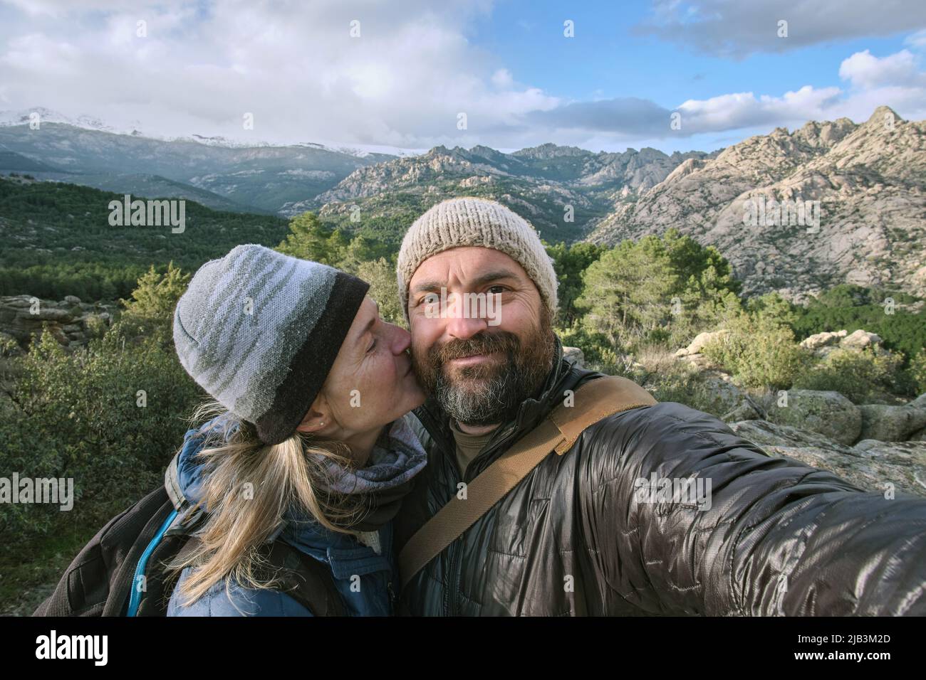 Coppia che prende un selfie in montagna Foto Stock