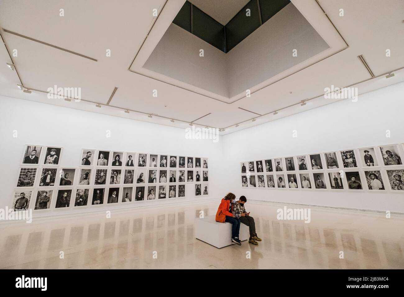 Due bambini che guardano il cellulare in una mostra, IVAM - Institut Valencià d'Art Modern, Valencia, Spagna Foto Stock