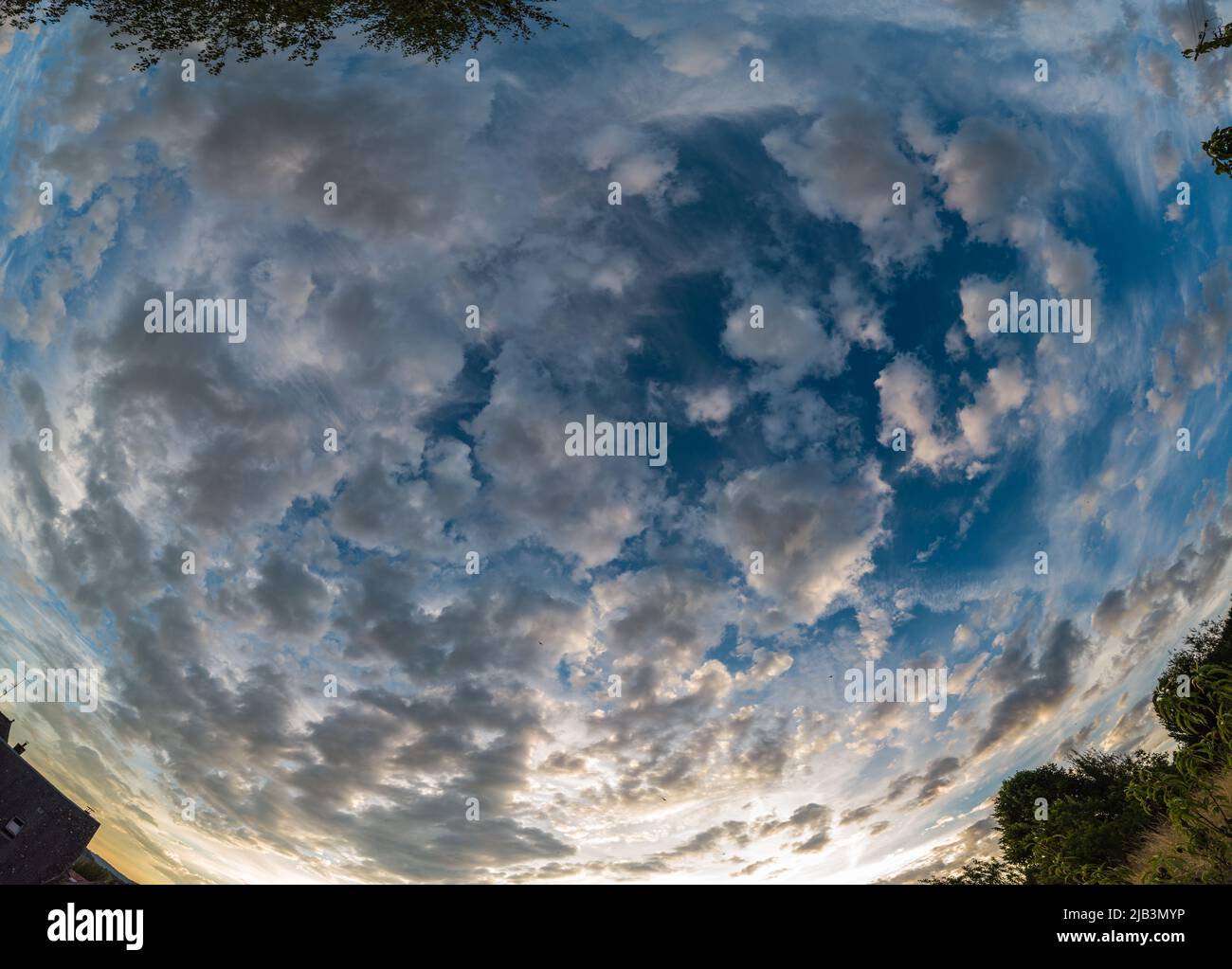 Vue panoramique du ciel nuageux au coucher du soleil Foto Stock