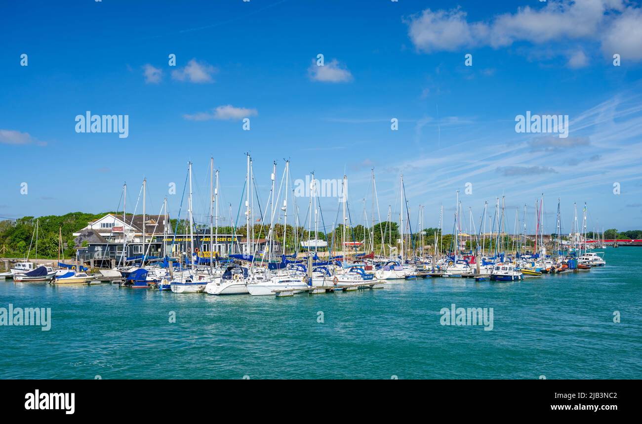 Barche ormeggiate o ormeggiate, barche a vela e altre barche a bordo di pontoni presso l'Arun Yacht Club sul fiume Arun a Littlehampton, West Sussex, Inghilterra, Regno Unito Foto Stock