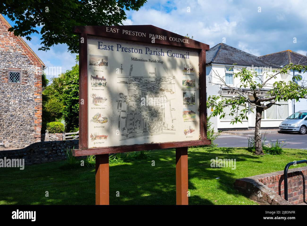 Mappa del Millennio del Consiglio Parrocchiale di East Preston su un cartello di legno del villaggio di informazioni pubbliche a East Preston, West Sussex, Inghilterra, Regno Unito. Foto Stock