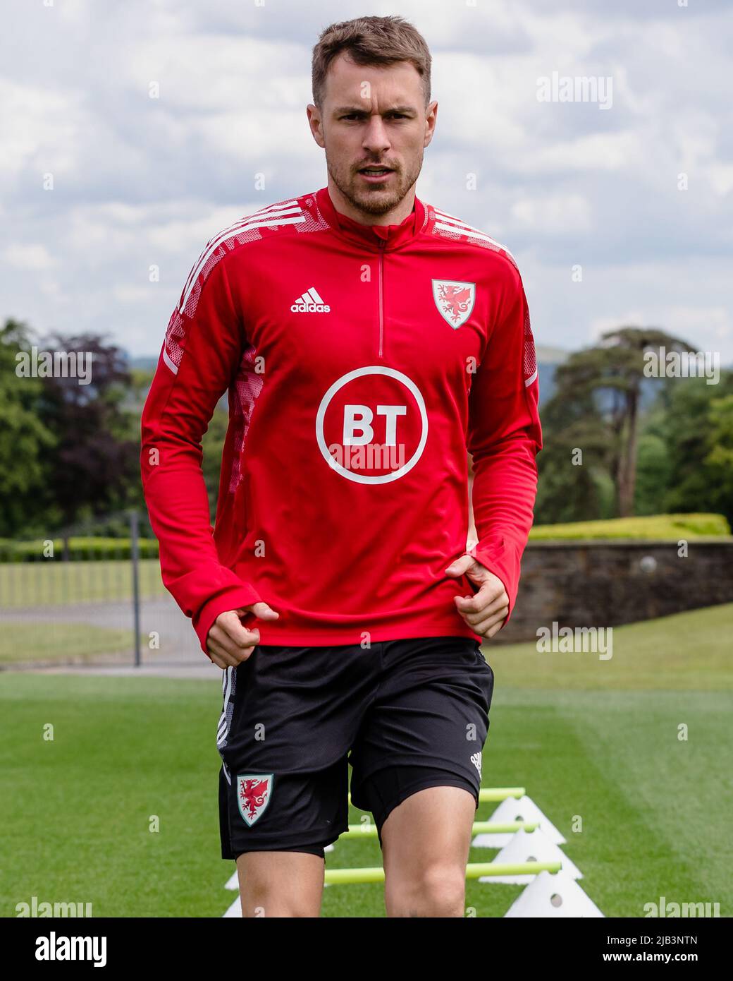 PONTYCLUN, GALLES - 02 GIUGNO 2022: Aaron Ramsey del Galles durante una sessione di allenamento presso il centro di villeggiatura Vale in vista della finale di play-off della Coppa del mondo FIFA 2022 contro Ucraina allo Stadio cittadino di Cardiff il 5th giugno. (PIC di John Smith/FAW) Foto Stock