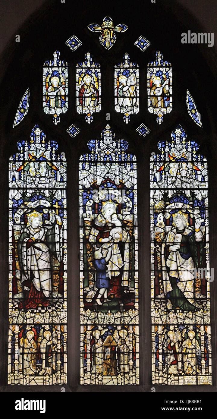 Una finestra di vetro colorato dei Kempe Studios raffigurante le virtù di fede, speranza e carità, St James the Great, Dursley, gloucestershire Foto Stock