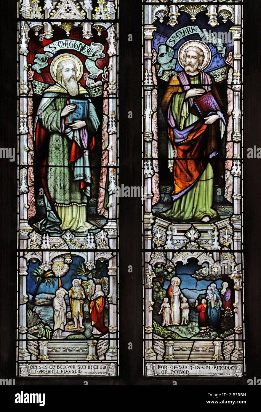 Una vetrata che raffigura i Santi Matteo e Marco, la Chiesa di San Giacomo il Grande, Dursley, Gloucestershire Foto Stock
