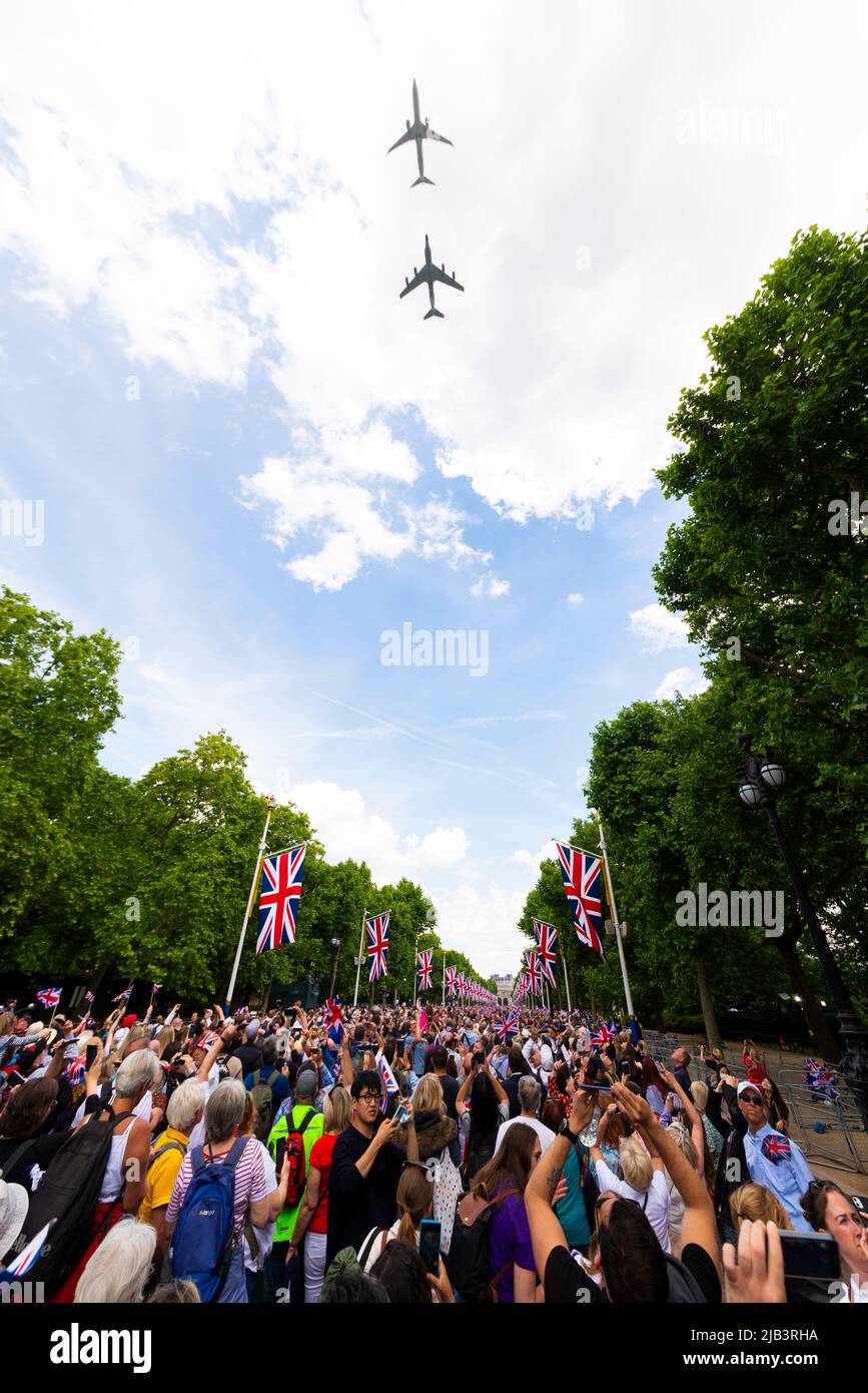 Platinum Jubilee Queen's Birthday Flypassato dopo Trooping the Color 2022. RAF Boeing P-8A Poseidon ZP808 & Boeing RC-135W ZZ664 di 51 sqn Foto Stock