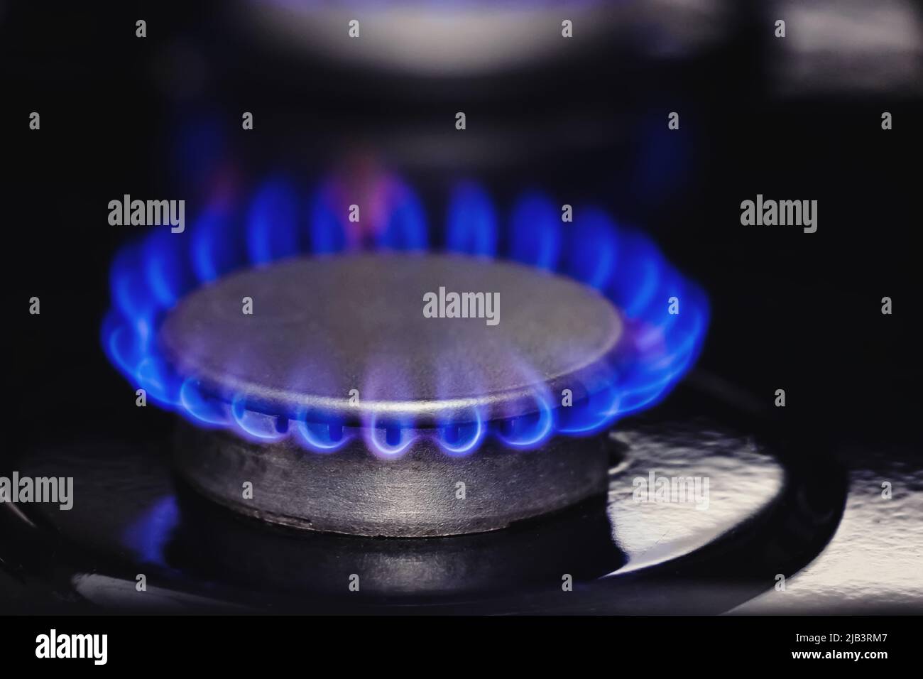Fuoco di gas a casa cucina stufa, primo piano di fiamme blu Foto stock -  Alamy