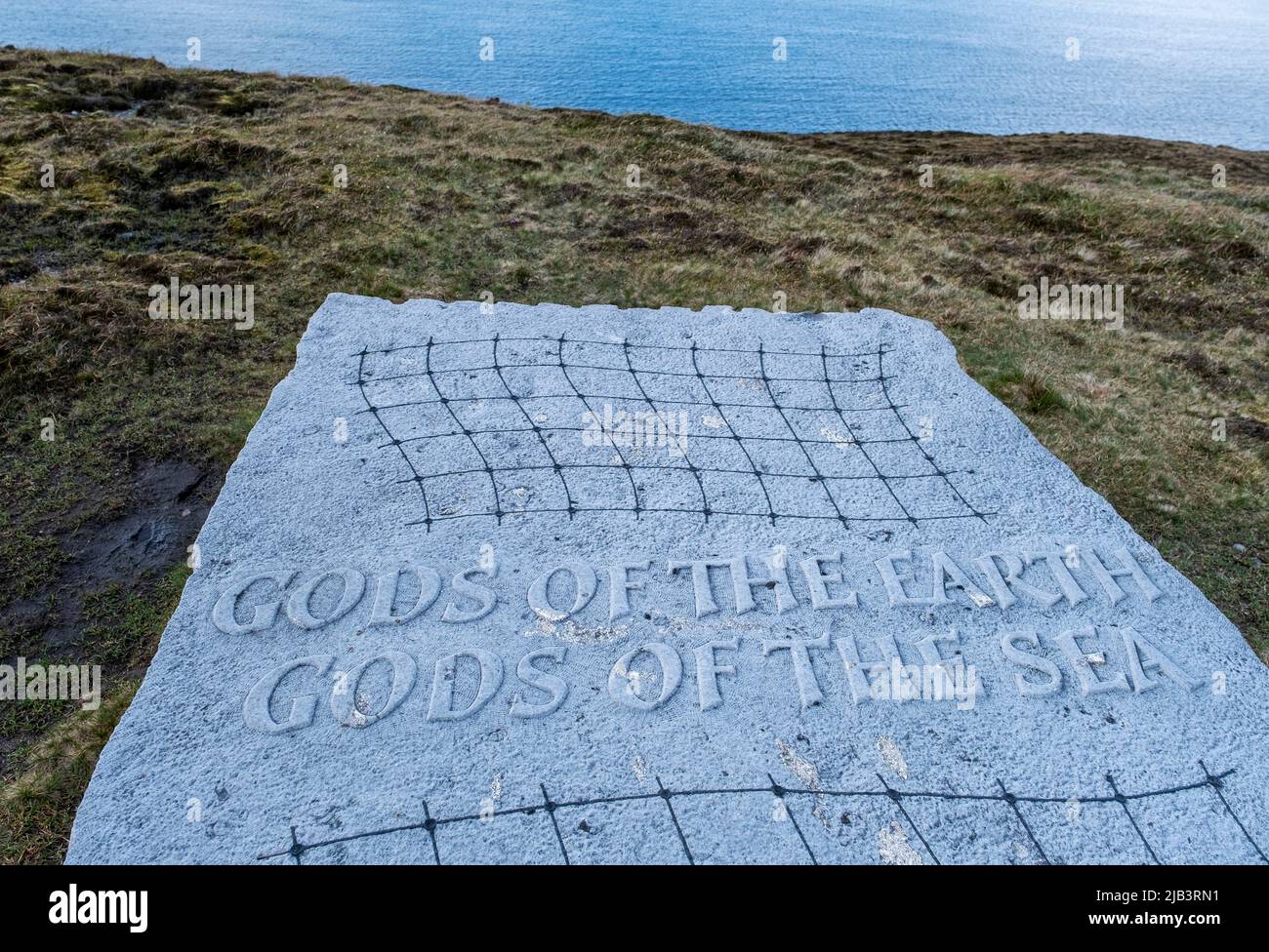 ··· 'Gods of the Earth, Gods of the Sea', una scultura di Ian Hamilton Finlay. Saviskaill Bay, vicino a Faraclett Head, Rousay, Orkney. Foto Stock