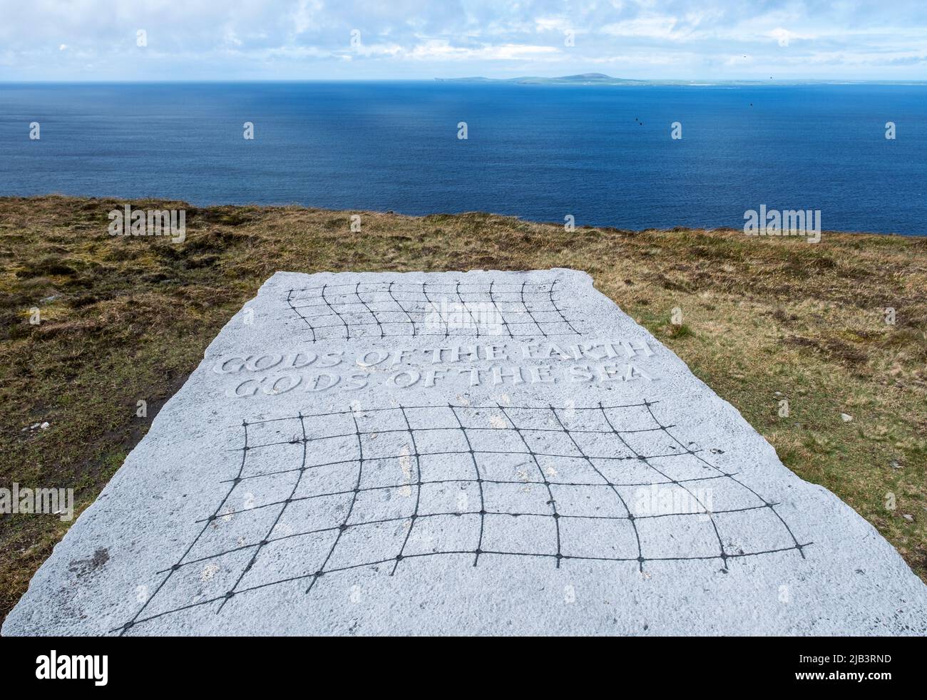 ··· 'Gods of the Earth, Gods of the Sea', una scultura di Ian Hamilton Finlay. Saviskaill Bay, vicino a Faraclett Head, Rousay, Orkney. Foto Stock