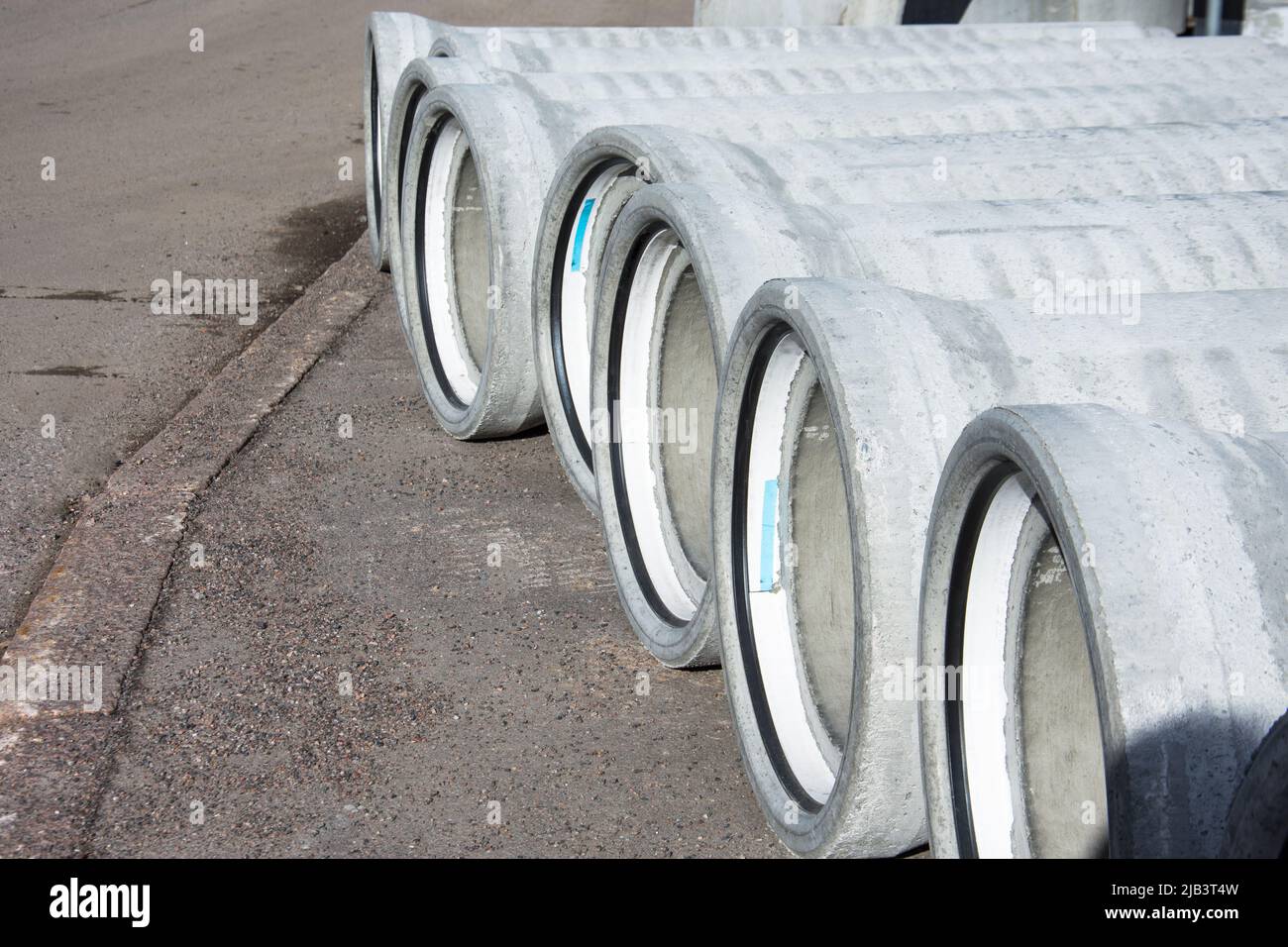 Fognature per calcestruzzo, tubi di grondaie per edilizia industriale. Foto Stock