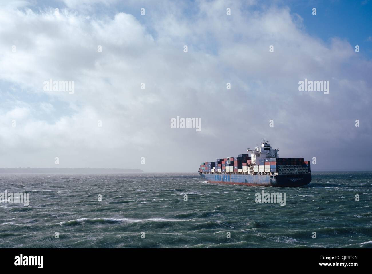 Nave container che viaggia verso l'isola di Wight Foto Stock