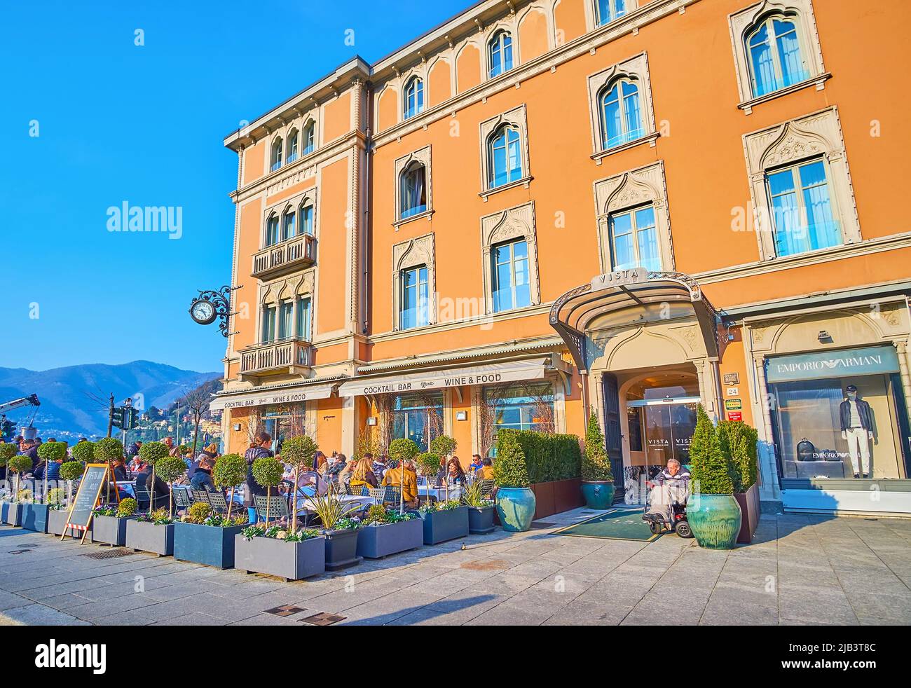 COMO, ITALIA - 20 MARZO 2022: Piazza Cavour con storiche case cittadine, negozi e terrazze all'aperto di ristoranti, il 20 marzo a Como Foto Stock