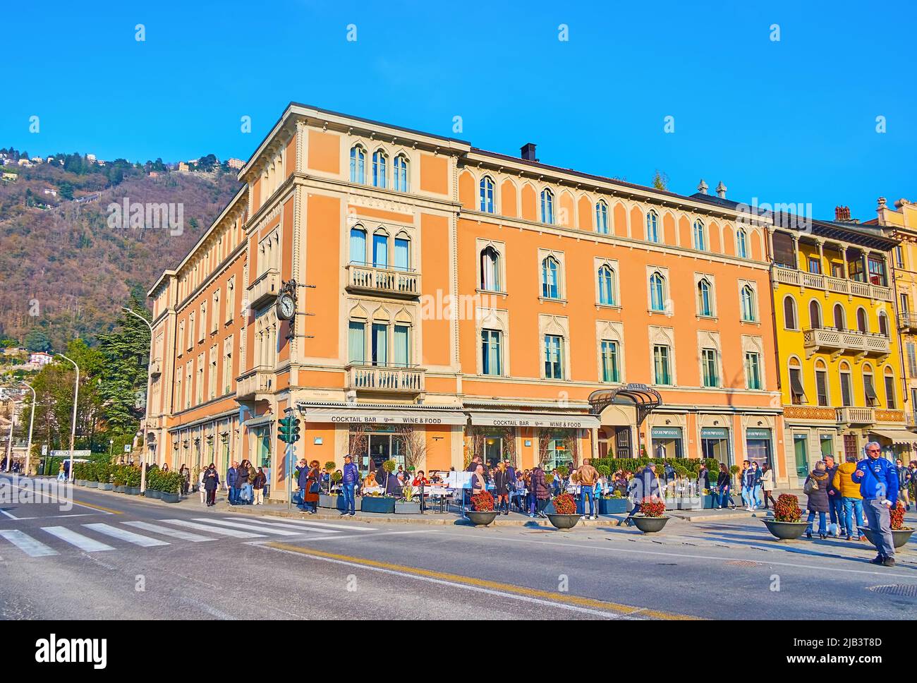 COMO, ITALIA - 20 MARZO 2022: Piazza Cavour architettura con scenografiche facciate storiche di alberghi, ristoranti e palazzi, il 20 marzo a Como Foto Stock