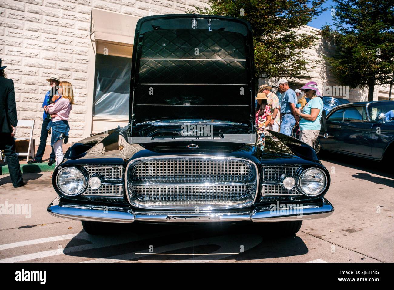 Gli spettatori potranno godersi le auto classiche nel centro di Carmel, viste all'evento Carmel-by-the-Sea Concours on the Avenue durante la Monterey Car Week Foto Stock