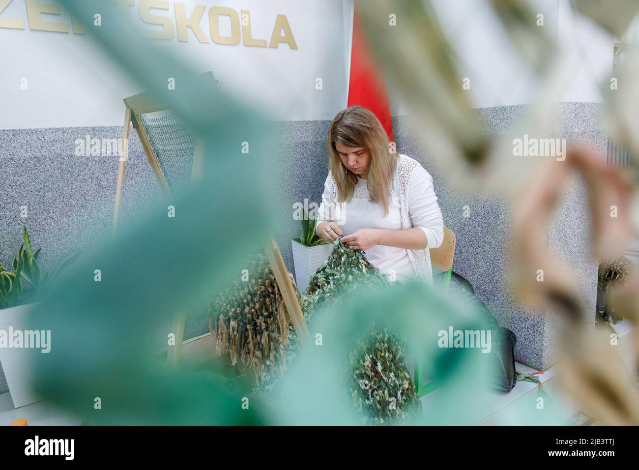 Non esclusiva: TIACHIV, UCRAINA - 28 MAGGIO 2022 - Volontario Yuliia Korolova fa un abito camouflage a Simon Hollosy ungherese Lingua Secondary Schoo Foto Stock