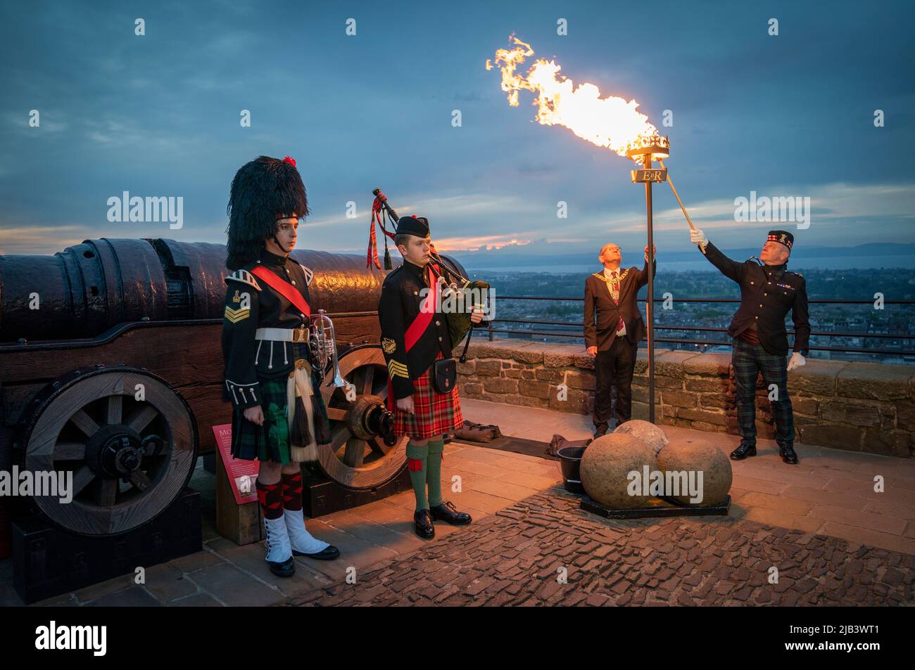 Un faro Platinum Jubilee è illuminato da Lord Provost Robert Aldridge e Comandante del tenente Garrison di Edimburgo Colonel Lorne Campbell al Castello di Edimburgo il giorno uno delle celebrazioni del Platinum Jubilee. Oltre 3.000 città, villaggi e città in tutto il Regno Unito, Isole della Manica, Isola di Man e territori d'oltremare del Regno Unito, e ciascuna delle capitali dei paesi del Commonwealth sono fari luminosi per segnare il Giubileo. Data foto: Giovedì 2 giugno 2022. Foto Stock