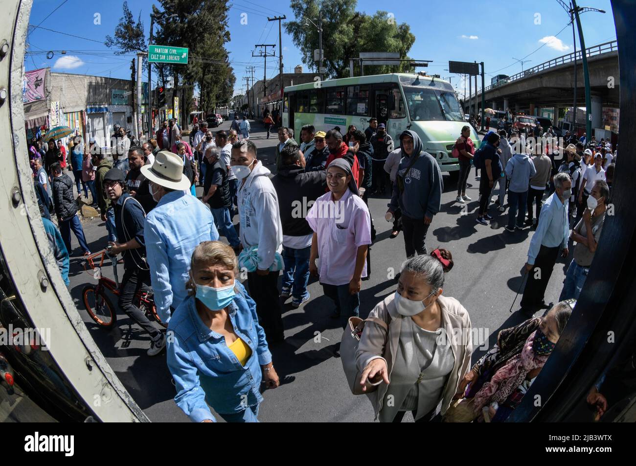 Città del Messico, Città del Messico, Messico. 1st giugno 2022. I conducenti dei trasporti pubblici partecipano durante il blocco alle strade principali della città chiedendo un aumento delle tariffe dei trasporti pubblici. Nelle prime ore di questo giovedì, centinaia di vettori hanno effettuato proteste e blocchi sulle strade in diverse parti della città, causando il caos stradale chiedendo che le loro richieste siano soddisfatte.il 2 giugno 2022 a Città del Messico, Messico. (Credit Image: © Aidee Martinez/eyepix via ZUMA Press Wire) Foto Stock