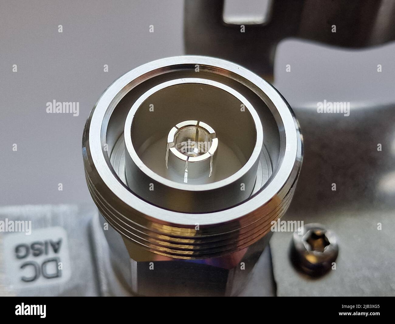 Connettore coassiale PIM (Low Passive Intermodulations) DIN 7/16 per applicazioni RF e a microonde ad alta frequenza Foto Stock