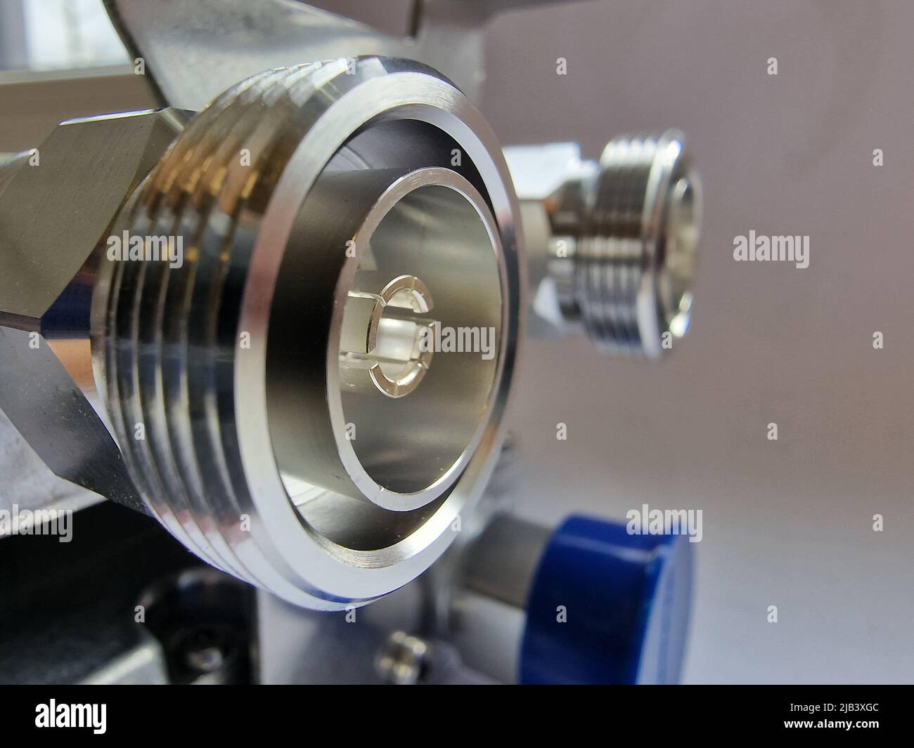 Connettore coassiale PIM (Low Passive Intermodulations) DIN 7/16 per applicazioni RF e a microonde ad alta frequenza Foto Stock