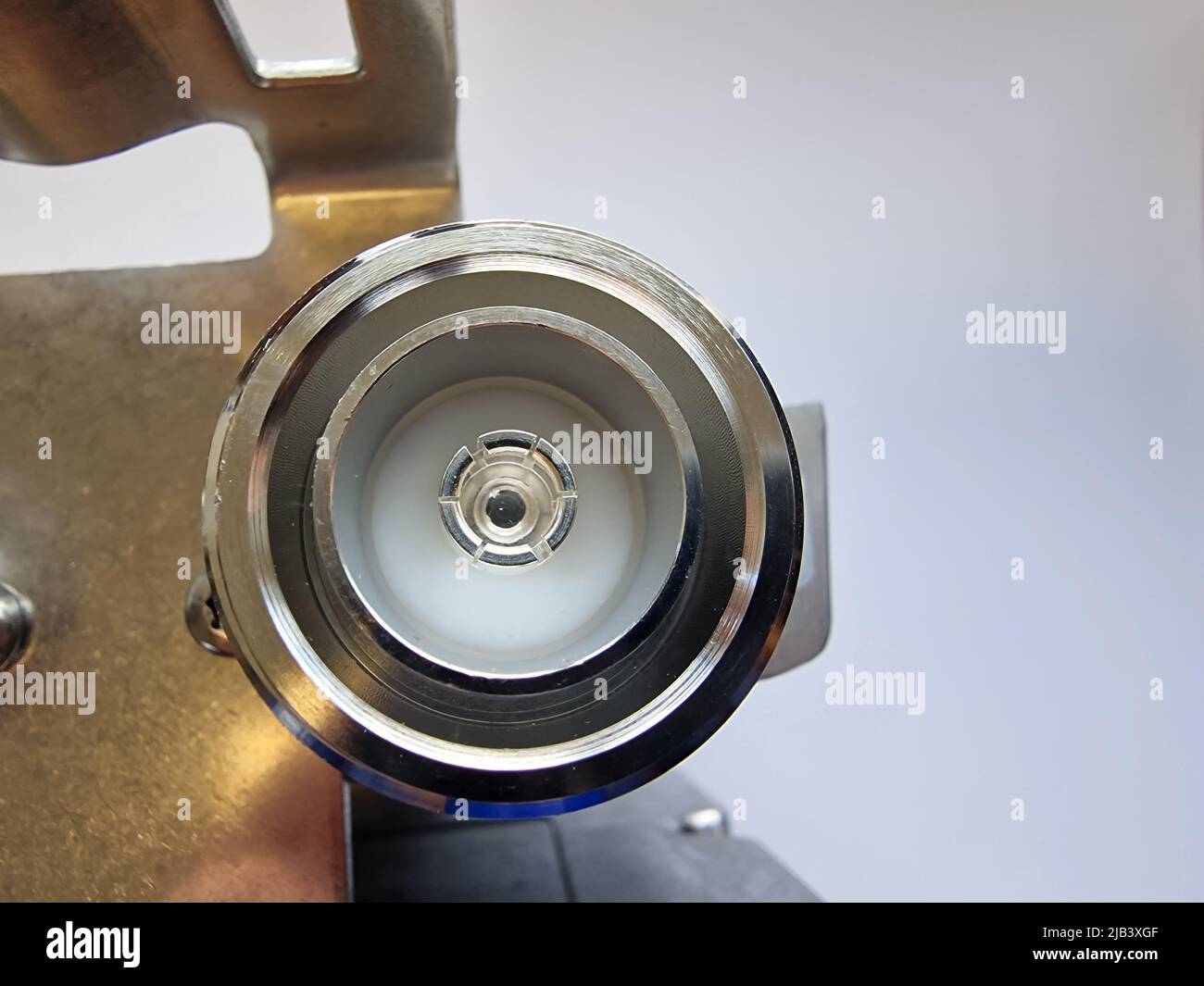 Connettore coassiale PIM (Low Passive Intermodulations) DIN 7/16 per applicazioni RF e a microonde ad alta frequenza Foto Stock