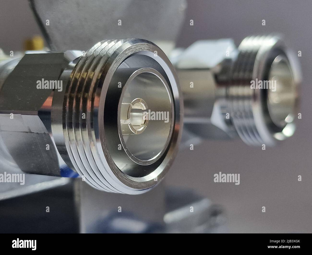 Connettore coassiale PIM (Low Passive Intermodulations) DIN 7/16 per applicazioni RF e a microonde ad alta frequenza Foto Stock