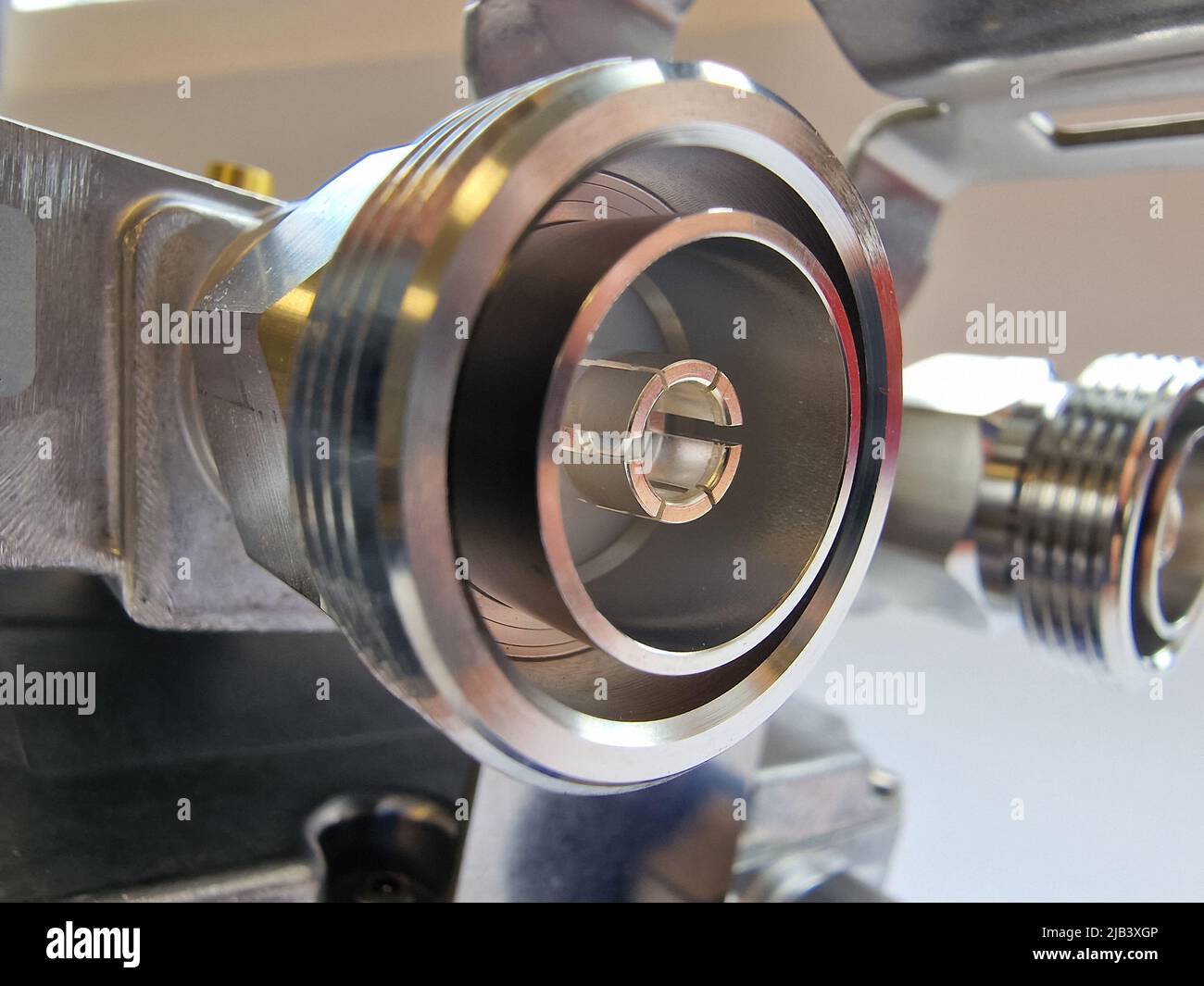 Connettore coassiale PIM (Low Passive Intermodulations) DIN 7/16 per applicazioni RF e a microonde ad alta frequenza Foto Stock