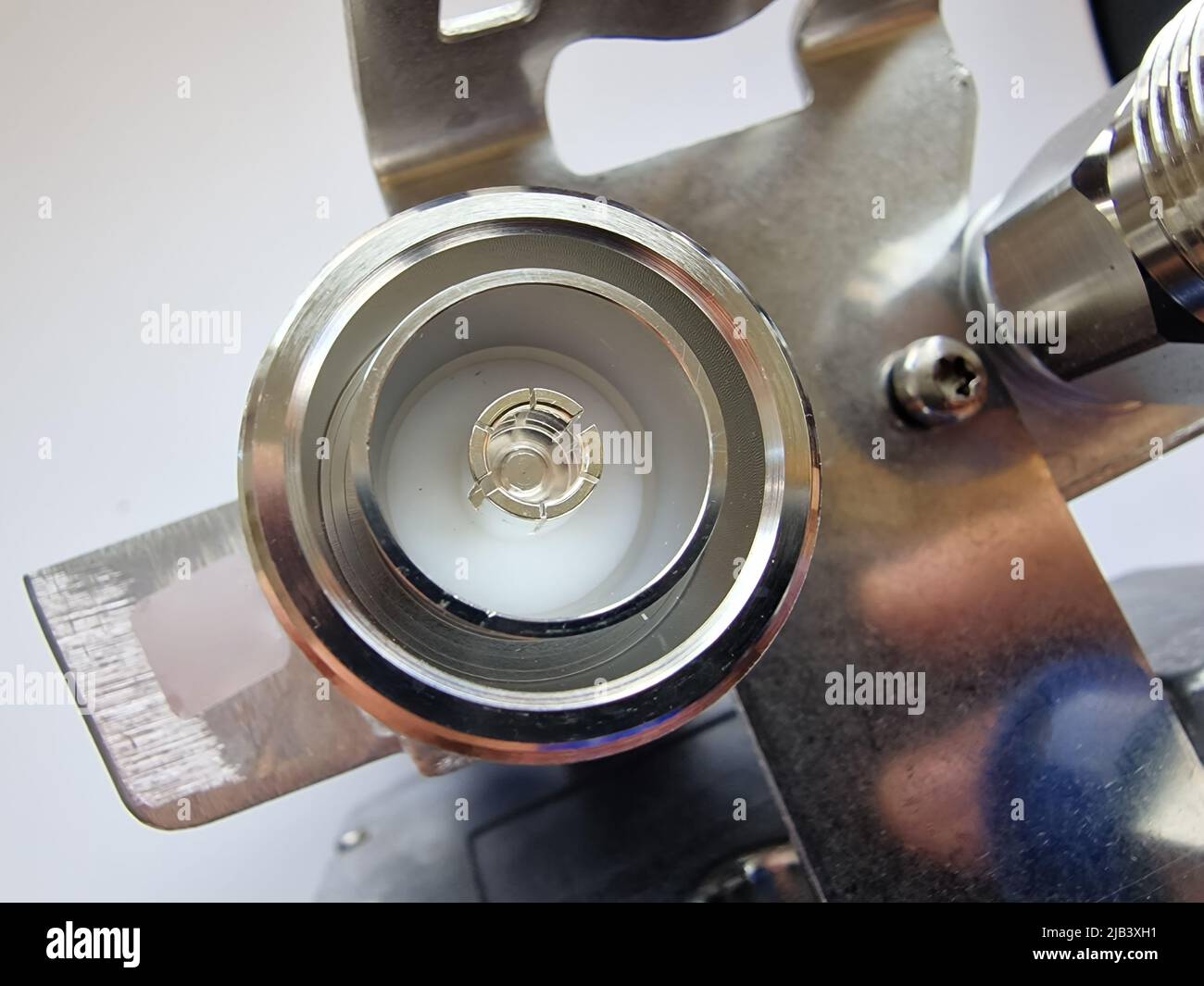 Connettore coassiale PIM (Low Passive Intermodulations) DIN 7/16 per applicazioni RF e a microonde ad alta frequenza Foto Stock