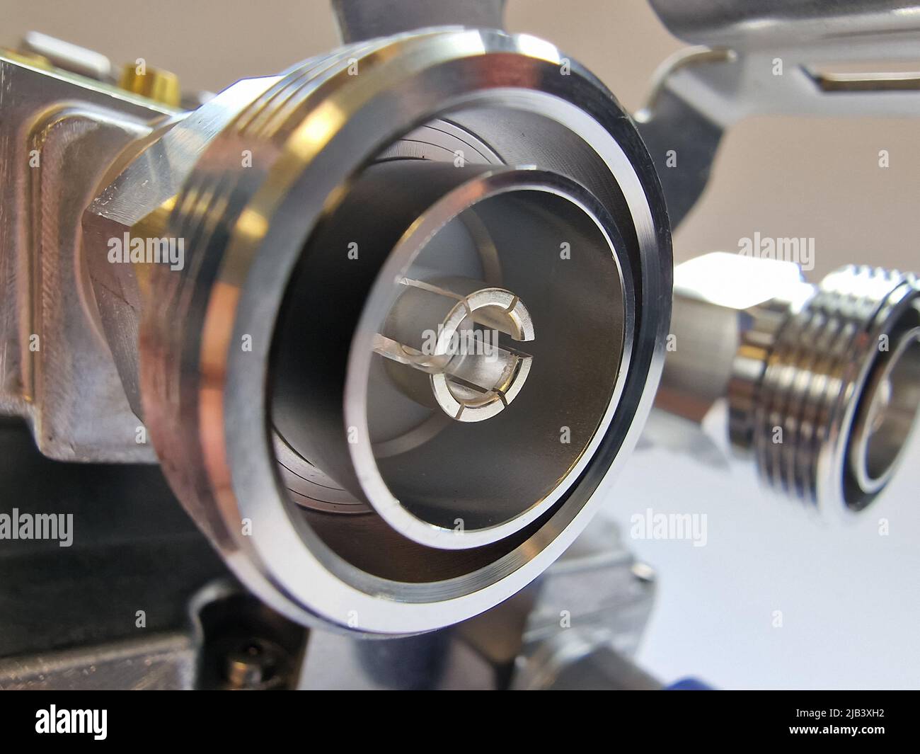 Connettore coassiale PIM (Low Passive Intermodulations) DIN 7/16 per applicazioni RF e a microonde ad alta frequenza Foto Stock