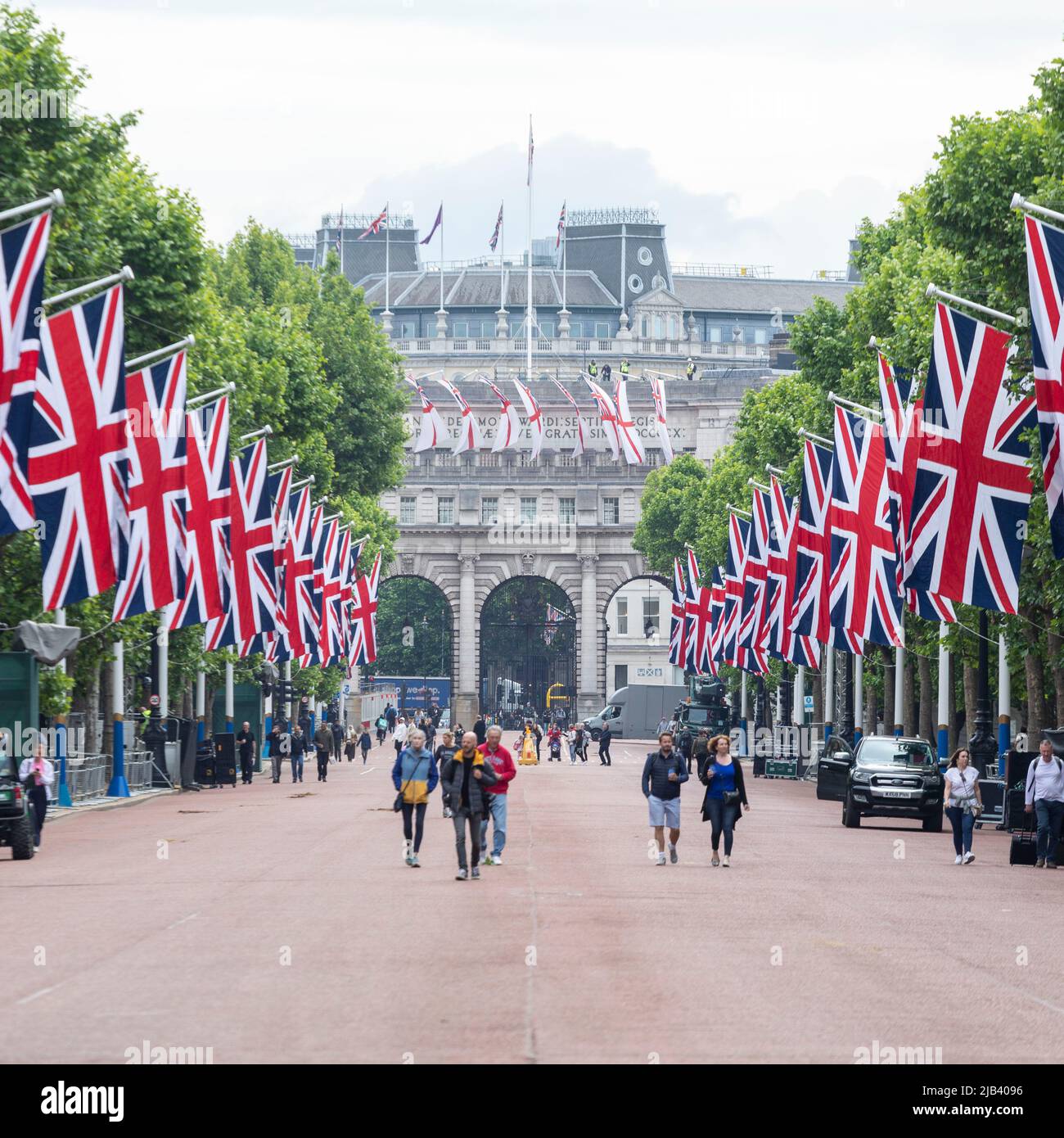 Un GV di Union Jack bandiere appeso lungo il Mall in vista del Queen's Platinum Jubilee week-end. Immagine scattata il 1st giugno 2022. © Belinda Jiao jiao.bilin Foto Stock
