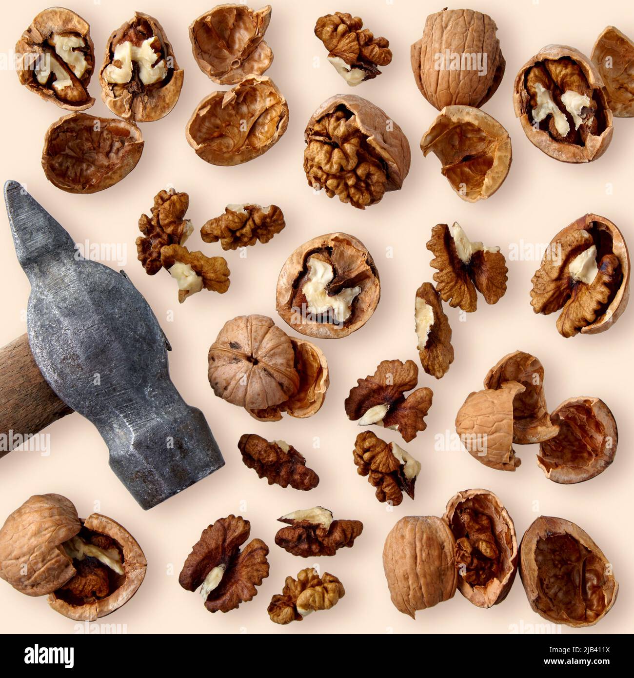 Noci tritate e martello su sfondo di Sail Champagne. Foto Stock