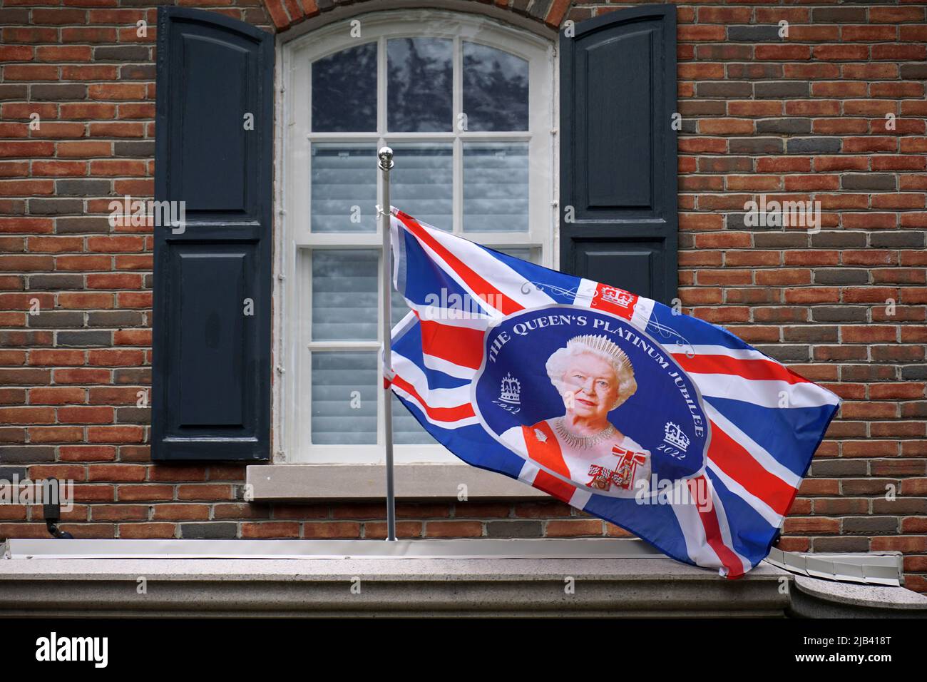 Bandiera per celebrare il giubileo di platino della regina Elisabetta sul fronte di una casa privata in Canada Foto Stock