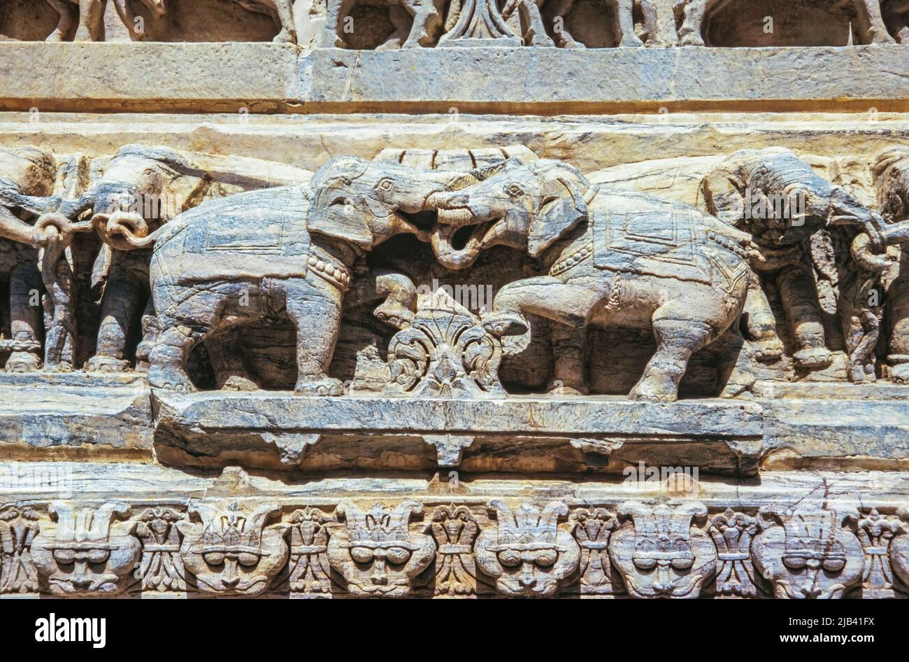 Dettaglio delle intricate sculture di elefante di marmo al Tempio di Jagdish, Udaipur, Rajasthan, India Foto Stock