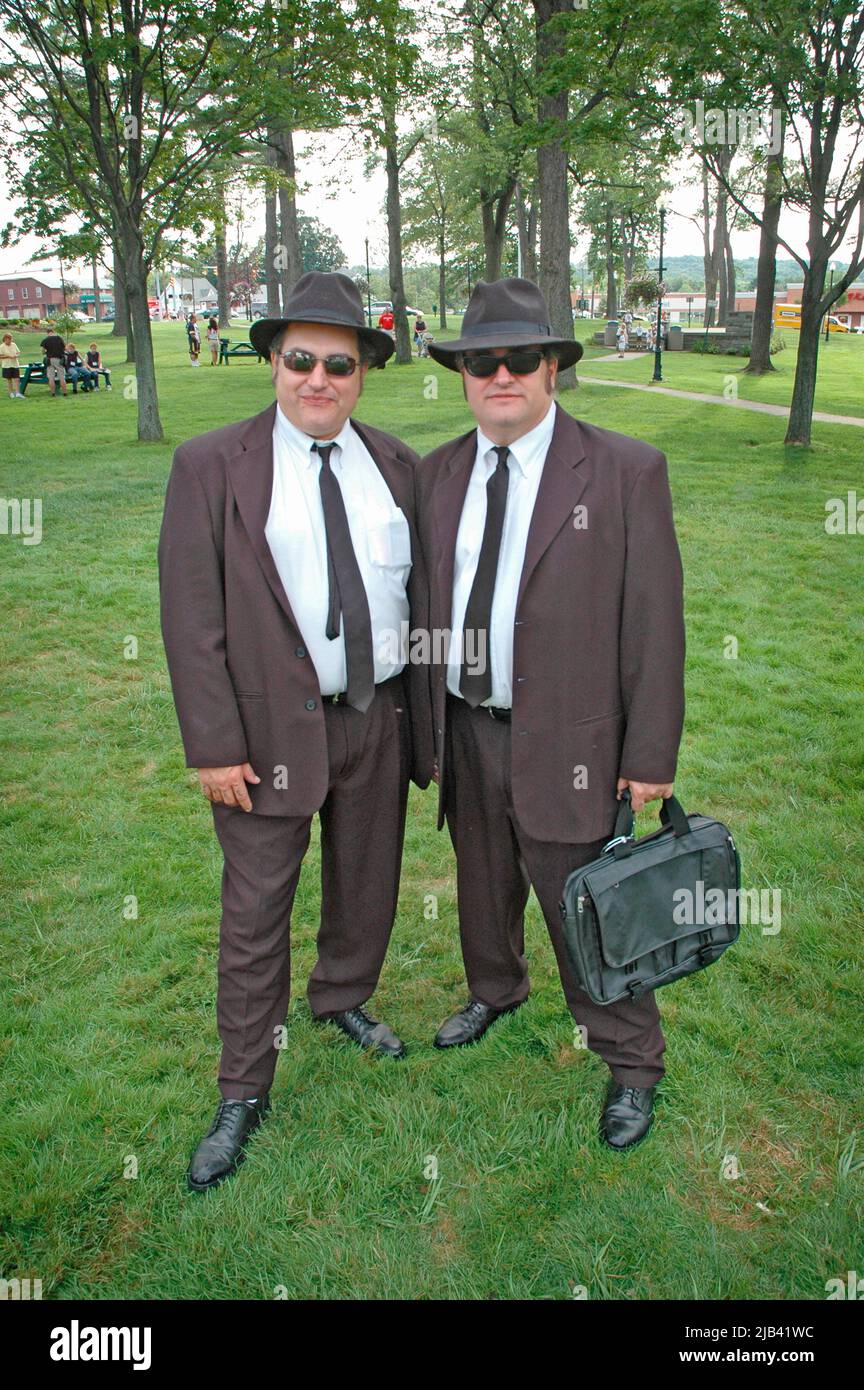 I fratelli gemelli cercando e vestirsi come Jake e Elwood Blues dei Blues  Brothers Movie Foto stock - Alamy