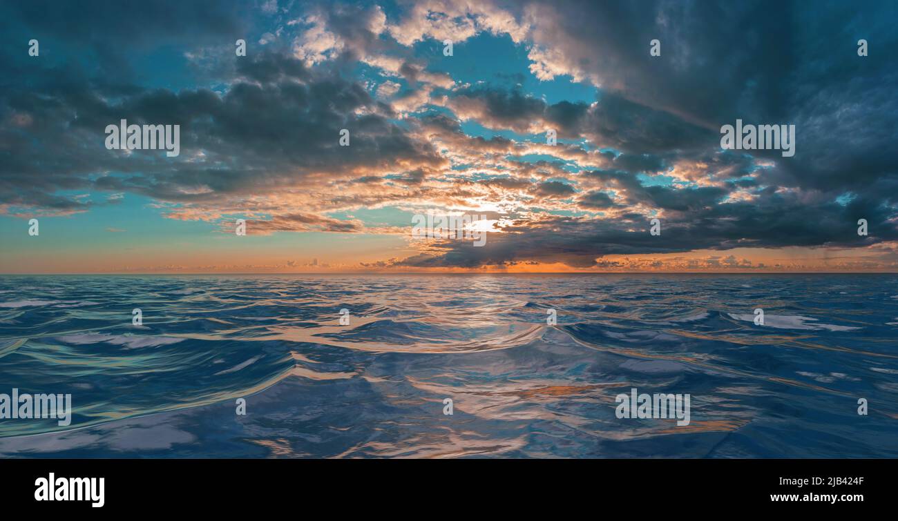 Nuvole di tempesta ominosa sull'acqua ruvida Foto Stock