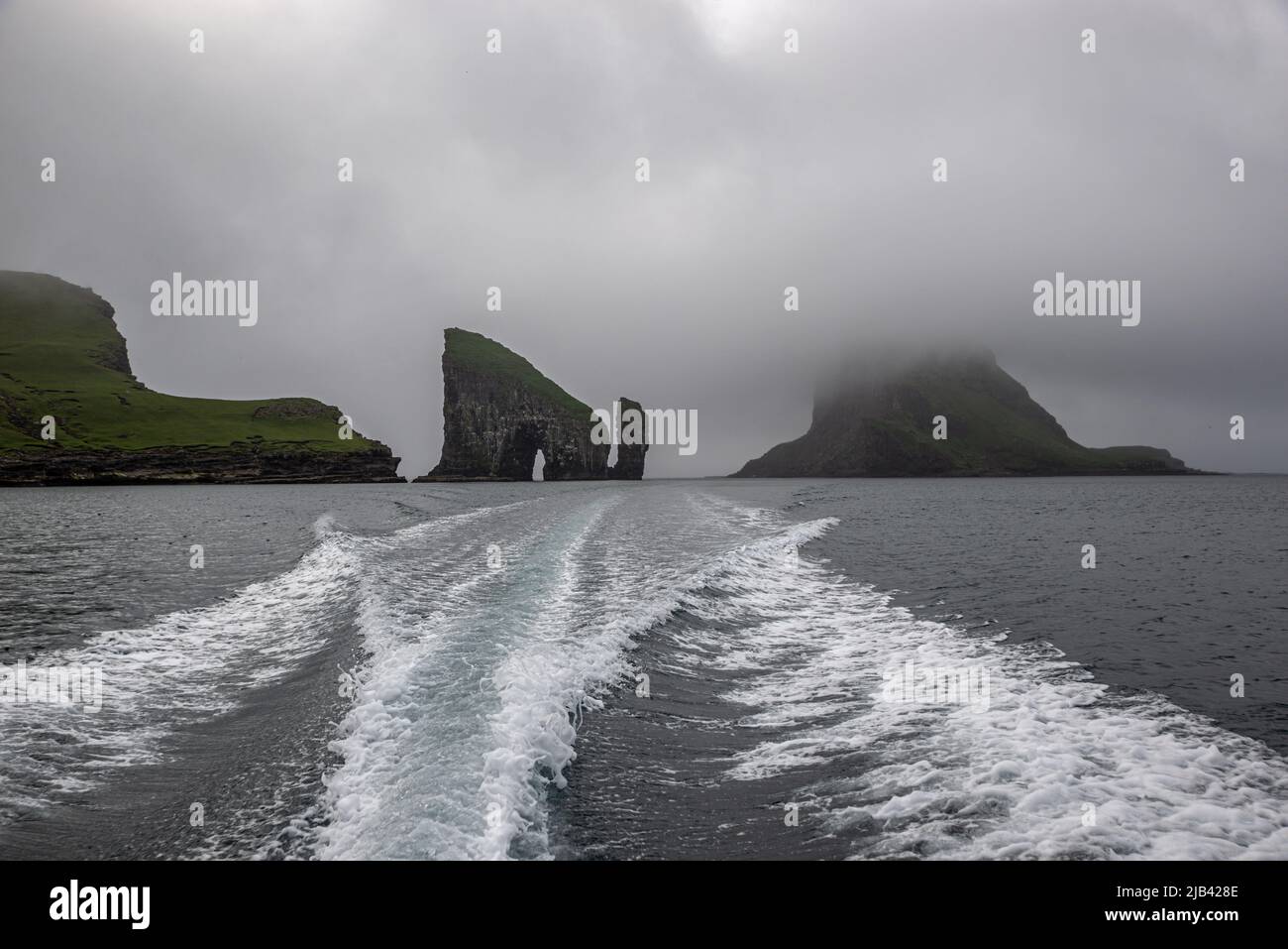 La formazione rocciosa di Drangarnir sull'isola di Vagar visto da una barca, Isole Faroe Foto Stock