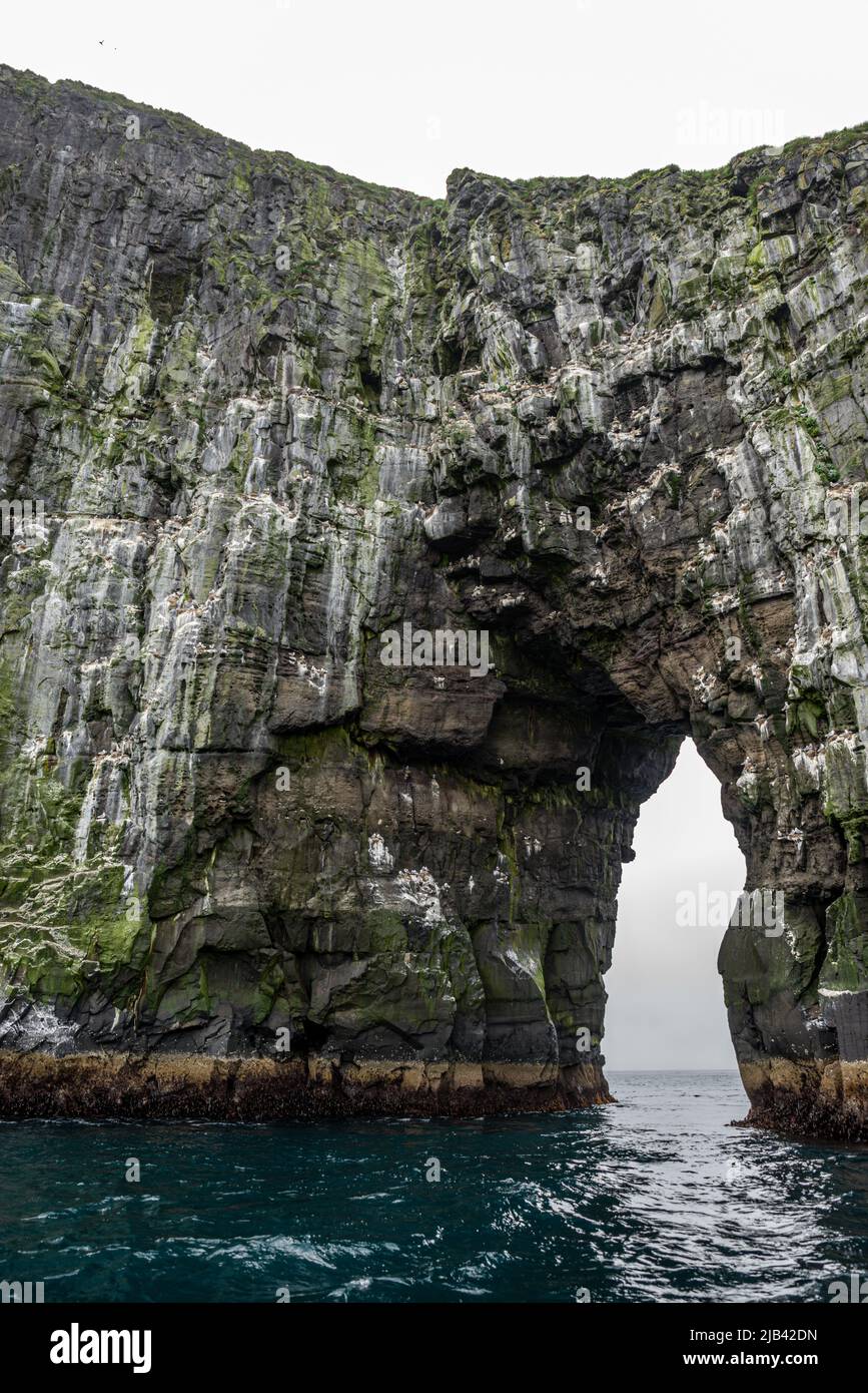 Arco di Stori Drangur di Drangarnir formazione rocciosa su Vagar Island visto da una barca, Isole Faroe Foto Stock