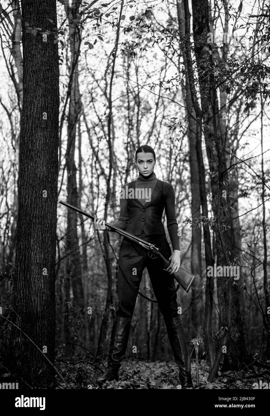 caccia riuscita. caccia sportiva. ragazza con fucile. caccia al caccia al caccia. Negozio di armi. Moda militare. Realizzazioni di obiettivi. Donna con arma. Shot target Foto Stock