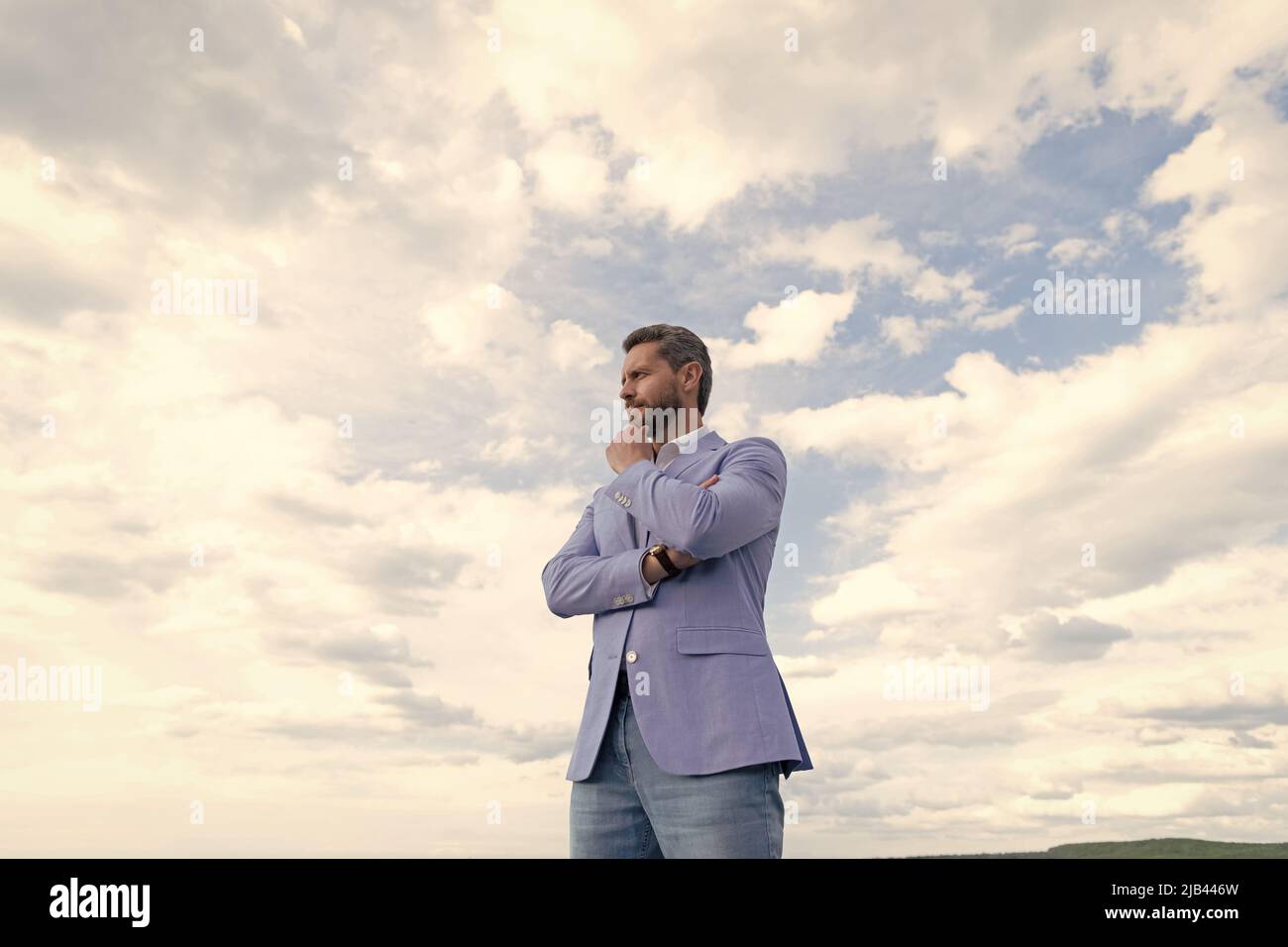 uomo sposo sposa su sfondo cielo. uomo d'affari serio in formalwear. successo di affari. Foto Stock