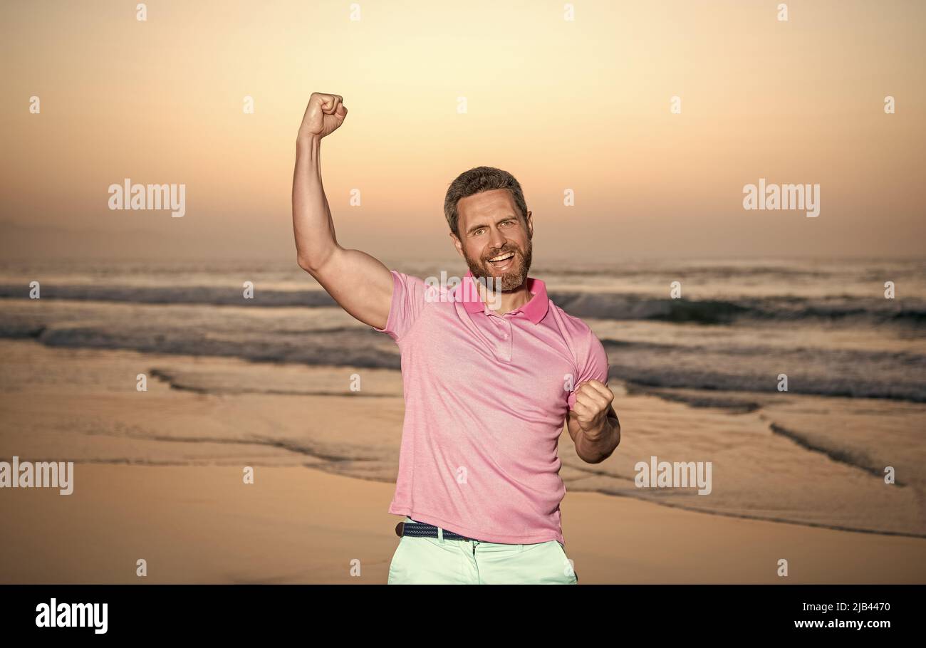 ragazzo di successo sulla spiaggia all'alba. uomo in camicia. festeggia il  successo. vacanza estiva Foto stock - Alamy