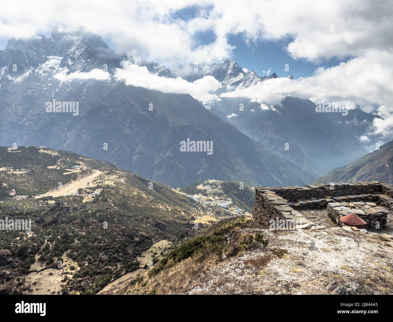 Syangboche Airstrip (SYH) (L) e Namche Bazaar (C) dalla cresta del 4200m sopra Khunde. Foto Stock