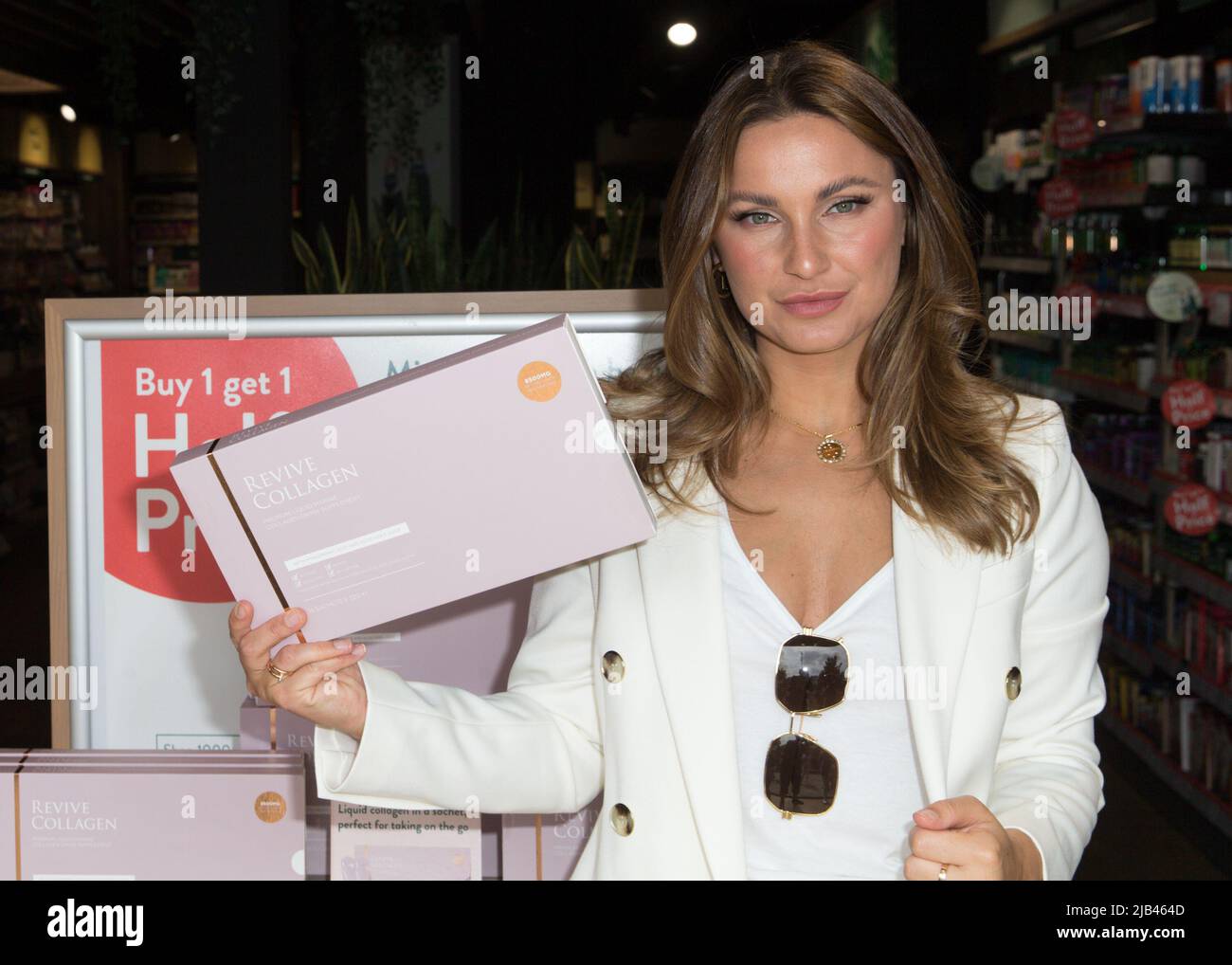 Samantha Faiers a una fotocall per sostenere il lancio del suo marchio Revive Collagen tenuto a Holland & Barrett, Islington con: Samantha Faiers dove: Londra, Regno Unito quando: 01 lug 2021 credito: Mario Mitsis/WENN Foto Stock