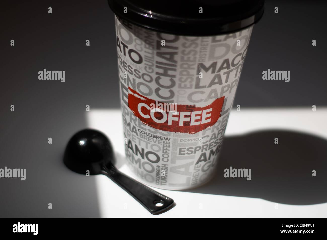 tazza di caffè con il caffè scritto su di essa Foto Stock