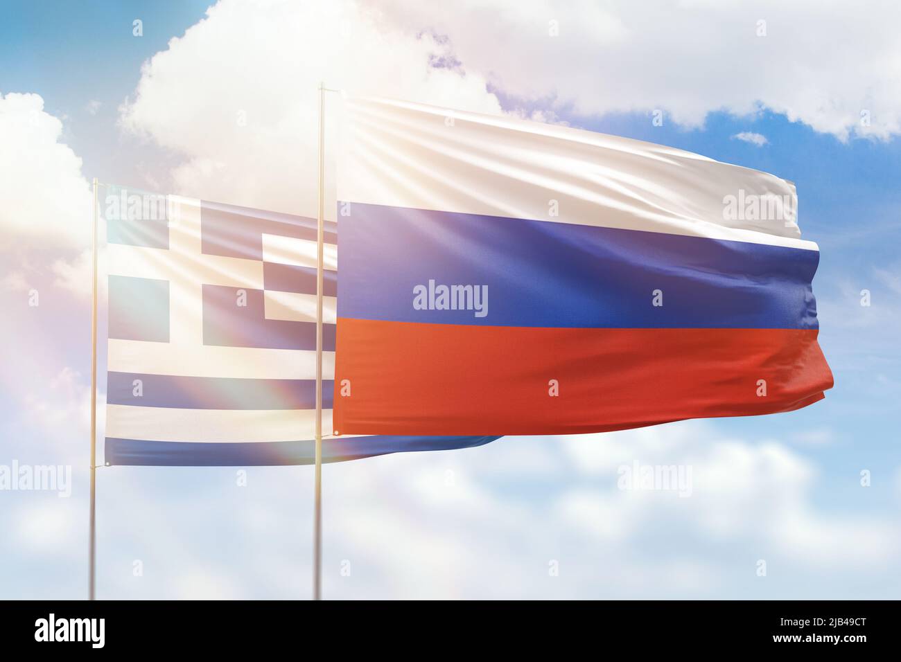 Cielo azzurro soleggiato e bandiere di russia e grecia Foto Stock