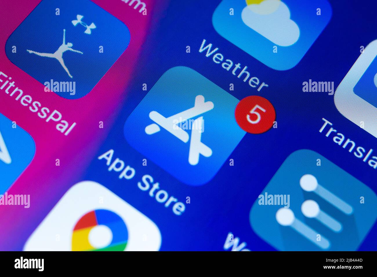 App Store, una piattaforma di distribuzione digitale sviluppata e gestita da Apple Inc., per applicazioni mobili su iOS e iPadOS, con badge 5 sullo schermo dell'iPhone. Foto Stock