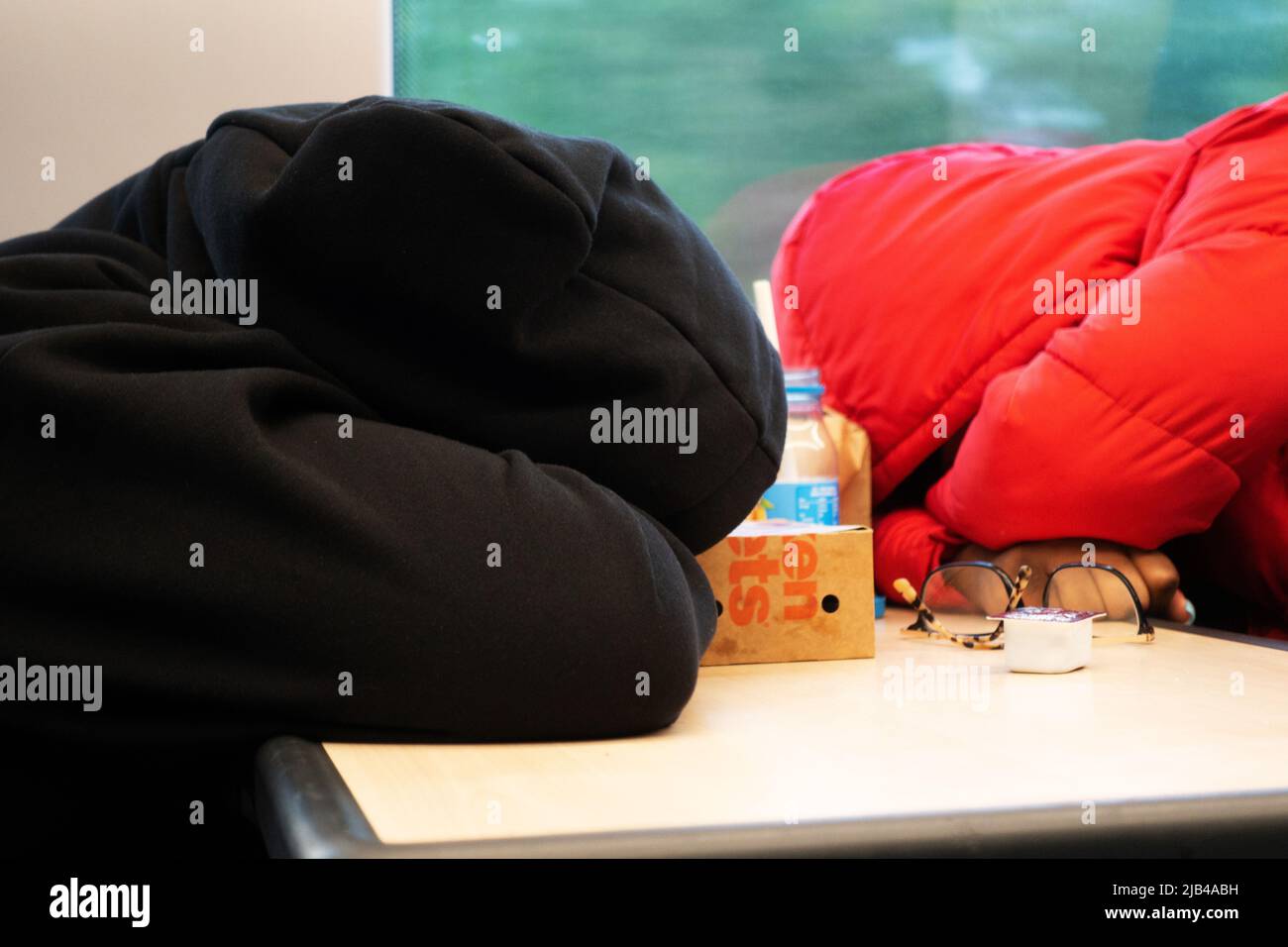 due giovani che dormono su un treno Foto Stock