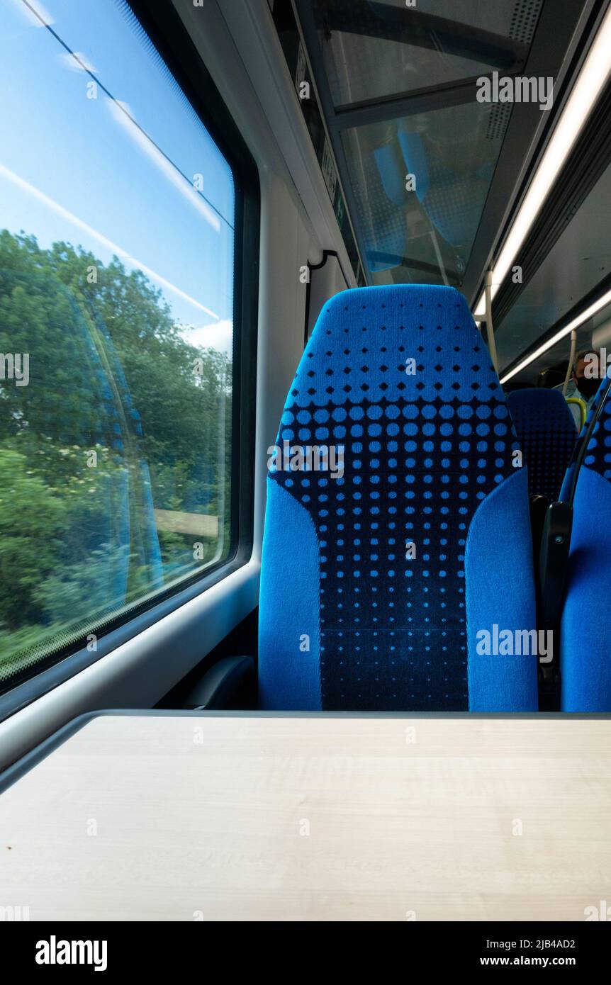 Posto a sedere e tavolo singolo vuoto su un treno del Regno Unito Foto Stock